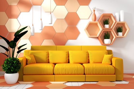 sofa amarillo y pared con paneles de diseño